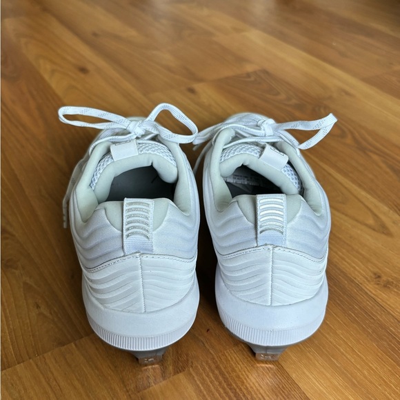 Under Armour women’s white cleats size 8. Never worn, brand new. - Picture 4 of 8